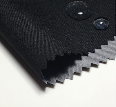 JS-GB 四面彈春亞紡TPU  防水 透濕  抗菌 成份：95%滌綸 5%氨綸  克重：190G  密度：210-240T  紗支：100D+40D*100D+40D  2.5ply 側面照